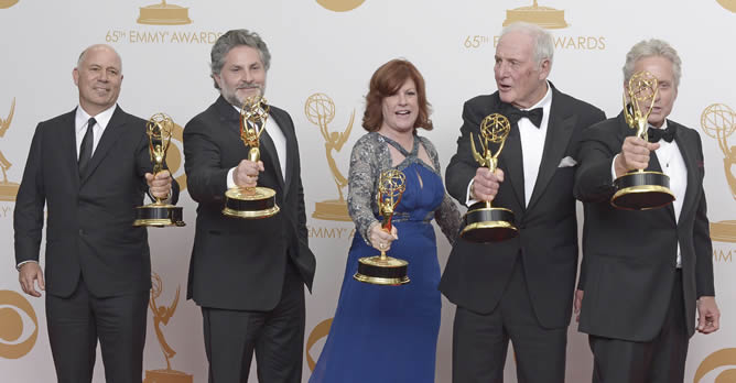 El equipo de 'Behind the Candelabra', acompañado de Michael Douglas, celebra su triunfo en los Emmys 2013