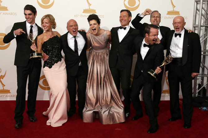 Los actores de 'Breaking Bad' celebran el Emmy a mejor drama que ha ganado la serie
