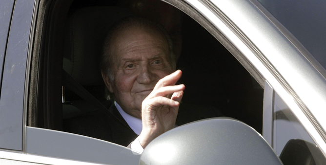 El rey Juan Carlos a su llegada al Hospital Quirón Madrid, en Pozuelo de Alarcón, donde será intervenido de la zona de la cadera izquierda próxima a la prótesis