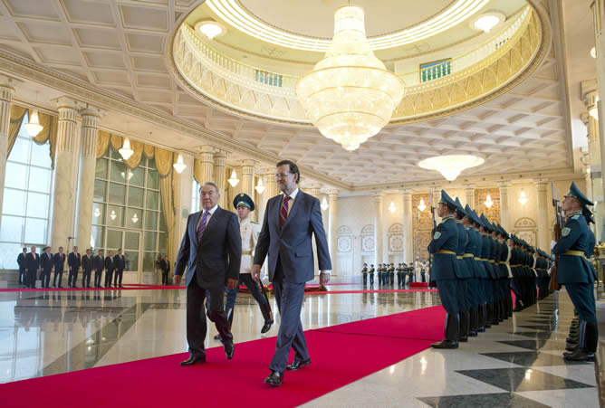 El presidente del Gobierno español, Mariano Rajoy, junto al presidente de Kazajistán, Nursultan Nazarbayev, durante la reunión en el Palacio de la Independencia en Astaná