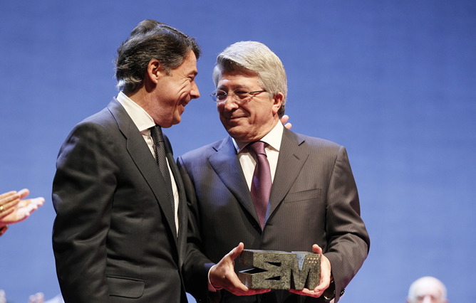 El presidente de la Comunidad de Madrid, Ignacio González, entrega a Enrique Cerezo, el premio Cultura 2011 en la categoría de Artes Cinematográficas y Audiovisuales