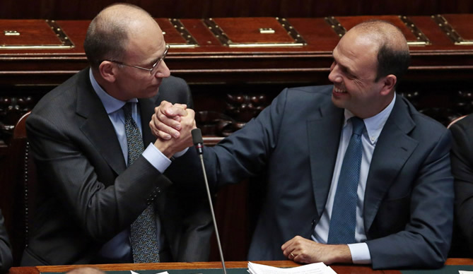 El ministro de Interior y 'número dos' de Berlusconi, Angelino Alfano (derecha), felicita a Enrico Letta (izquierda) tras superar la moción de confianza
