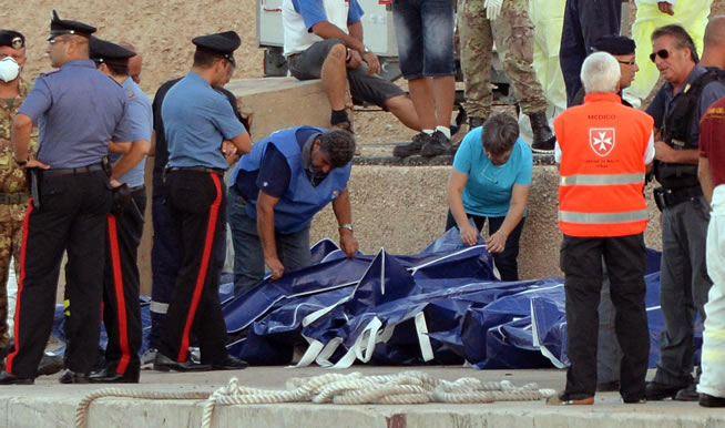 Efectivos del cuerpo de rescate recuperan los cuerpos sin vida del naufragio frente a Lampedusa