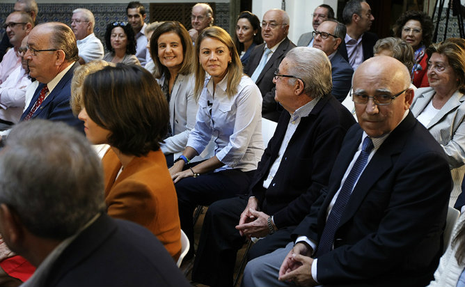La ministra de Empleo, Fátima Báñez, junto a la secretaria general del PP, María Dolores de Cospedal en un acto para explicar la reforma del sistema de pensiones