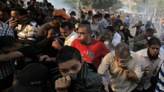 La policía ha lanzado gases lacrimógenos en esta zona y en la calle Qasr al Aini, que conduce a la plaza Tahrir, en el corazón de El Cairo y meta de las manifestaciones de los islamistas.