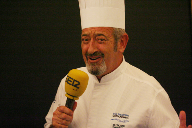 Al cocinero Karlos Arguiñano le pones un micrófono en la mano y se pone a cantar y bailar. En su ponencia del congreso San Sebastián Gastronomika combinó la receta de zurrukutuna con muchos sentido del humor.