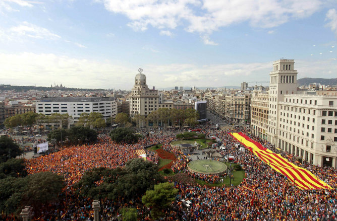 Varios miles de personas se concentran en el centro de Barcelona a la espera de que arranque el acto central de la manifestación promovida por la plataforma "Som Catalunya, Somos España", que ha desplegado en el paseo de Gràcia una bandera de cien metros, mitad española y mitad catalana