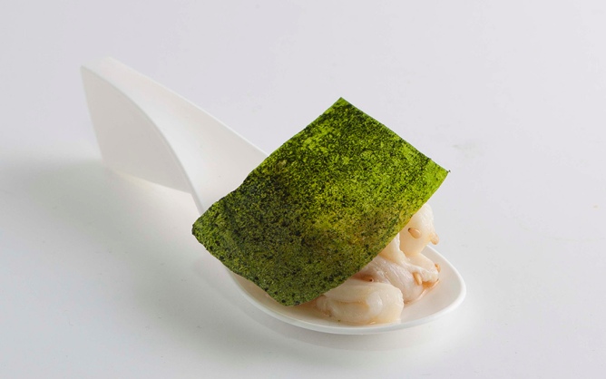 El bocado ofrecido por Ángel León a los congresistas del San Segastián Gastronomika 2013 incluía una lámina de color verde elaborada con su flamante azúcar marino.