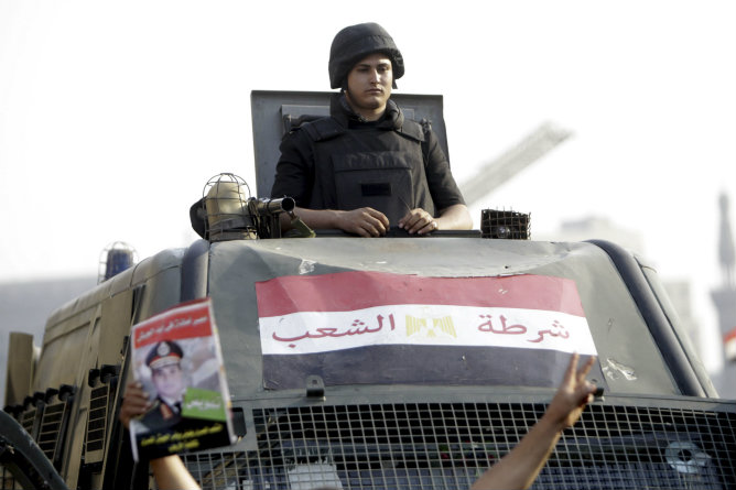 Un policía vigila desde su vehículo la plaza de Tahrir en el Cairo