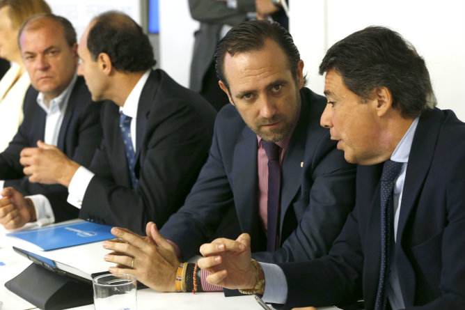Los presidentes regionales de Madrid, Ignacio González, y Baleares, José Ramón Bauzá, conversan al inicio del Comité Ejecutivo Nacional del PP