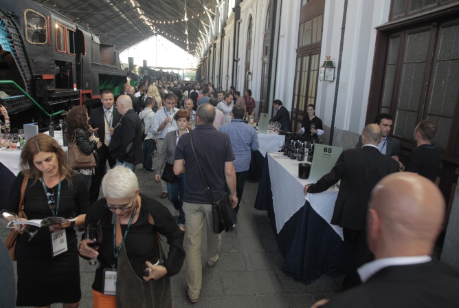 El Salón de los Mejores Vinos ha reunido en Madrid a 400 referencias de 161 bodegas.