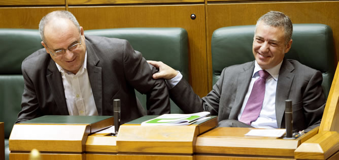 El Lehendakari, Iñigo Urkullu, conversa con el portavoz del PNV, Joseba Egiba, durante el pleno ordinario en  la Cámara Vasca