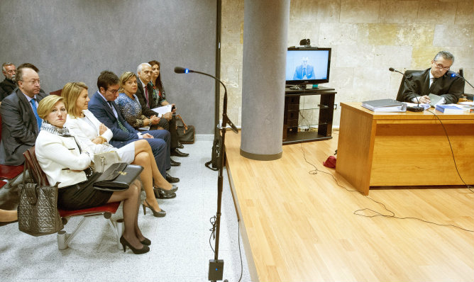 La secretaria general del PP, María Dolores de Cospedal, en los Juzgados de Toledo para declarar en el juicio. Al otro lado, Bárcenas declara por videoconferencia desde la cárcel de Soto del Real.