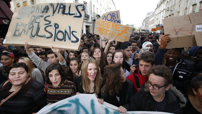 Manifestación de estudiantes en París contra la decisión de Hollande de permitir regresar a la menor deportada pero no a su familia.