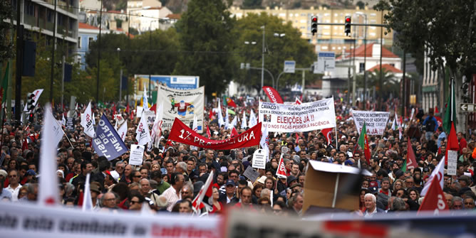 Manifestantes participan en una protesta organizada por el sindicato CGTP en Lisboa 19 de octubre 2013.