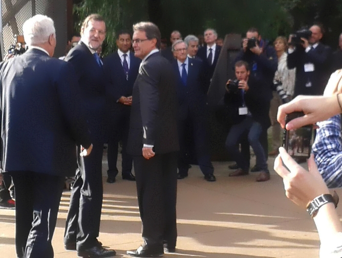 Mariano Rajoy y Artur Mas se saludan sonrientes en presencia del ministro Margallo