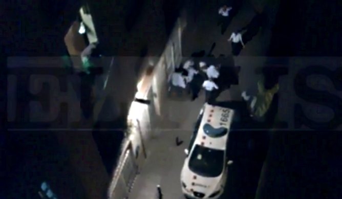 Un fotograma del vídeo publicat pel diari EL PAÍS on es veu l'actuació dels policies al Raval, la nit del 5 d'octubre