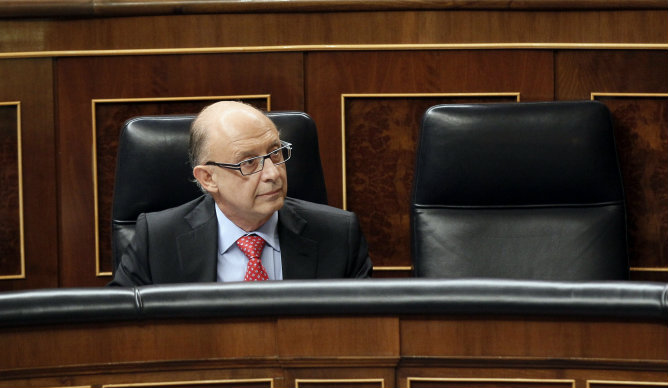 El ministro de Hacienda, Cristóbal Montoro, en su escaño durante el pleno del Congreso que debate por segundo día las enmiendas a la totalidad presentadas al proyecto de Ley de Presupuestos Generales del Estado para 2014