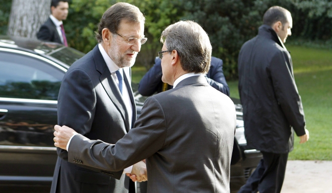 El presidente de la Generalitat, Artur Mas, recibe al jefe del Ejecutivo, Mariano Rajoy, a su llegada al Palacio de Pedralbes donde se celebra el Foro Económico del Mediterráneo Occidental