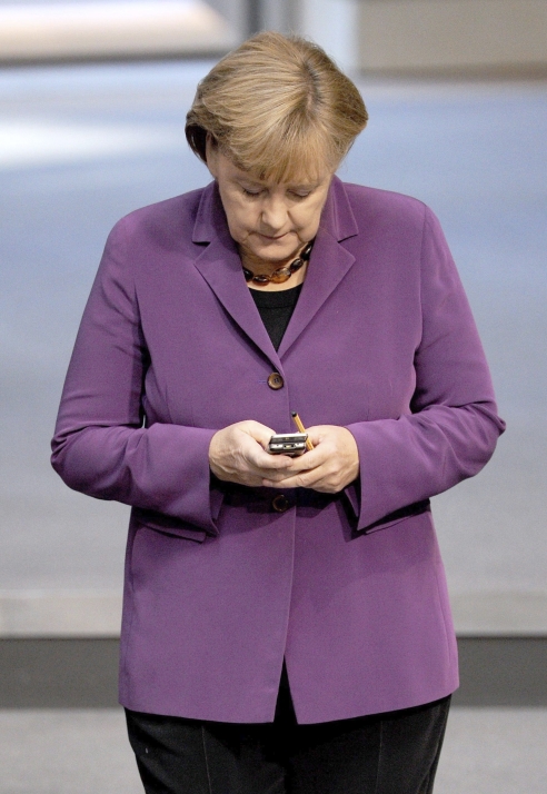 La canciller alemana Ángela Merkel mira su teléfono en la Parlamento de Alemania en una fotografía de archivo