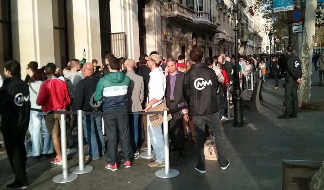 Cientos de personas hacen cola ante la tienda de Apple de Plaza Catalunya para hacerse con los nuevos modelos de Apple