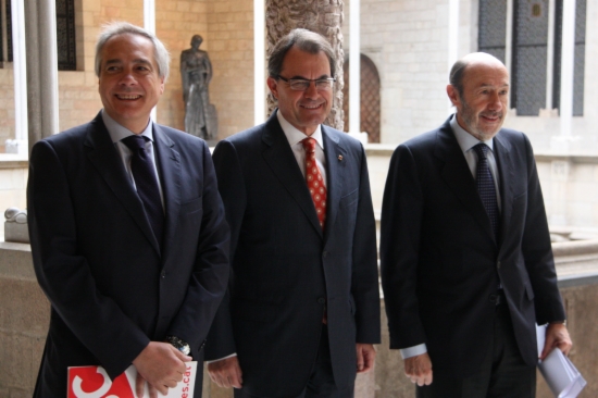 Pere Navarro, Artur Mas y Alfredo Pérez Rubalcaba en el Palau de la Generalitat