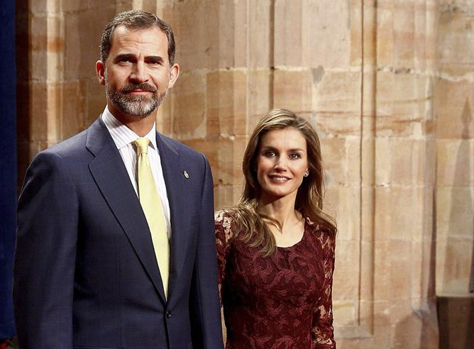 Don Felipe y doña Letizia poco antes de posar con los galardonados con los Premios Príncipe de Asturias para la tradicional "foto de familia",