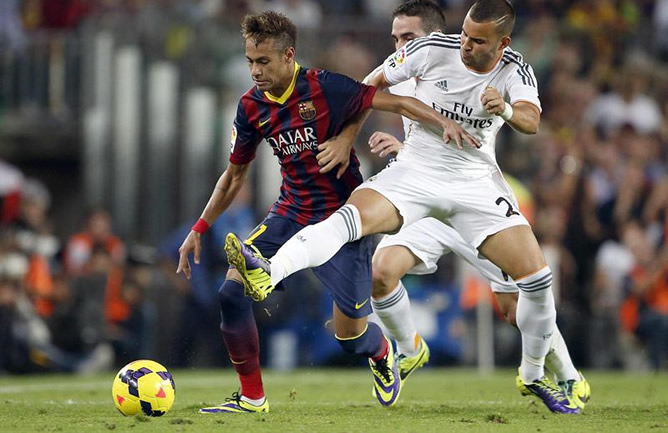 El jugador del Madrid, autor del único gol de su equipo, en una acción con Neymar.