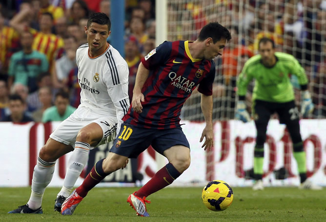 Messi y Ronaldo disputan una pelota en el Camp Nou