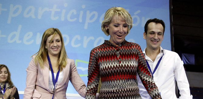 La presidenta del PP de Madrid, Esperanza Aguirre, junto a dos de los candidatos a la presidencia de Nuevas Generaciones (NNGG) de Madrid.