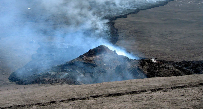 Imagen de una pequeña erupción del volcán Etna en 2006