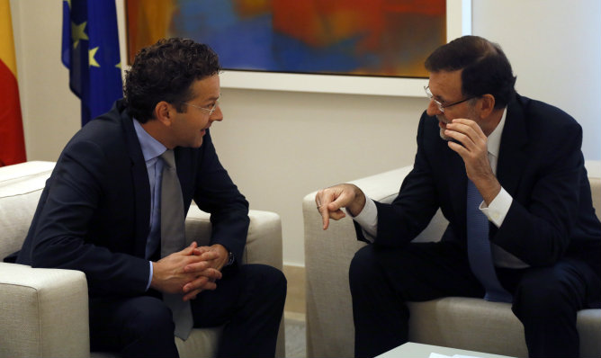 Rajoy conversa con el presidente del Eurogrupo, Jeroen Dijsselbloem, durante su reunión este lunes en La Moncloa