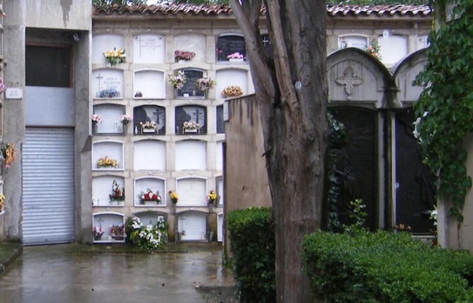 Una imagen del cementerio de Olot, en donde se han producido los robos de flores