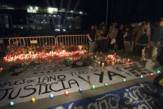 Familiares, amigos y conocidos de las cinco jóvenes muertas en la tragedia del Madrid Arena hace un año, rezan durante la vigilia celebrada junto al pabellón para recordar a las víctimas
