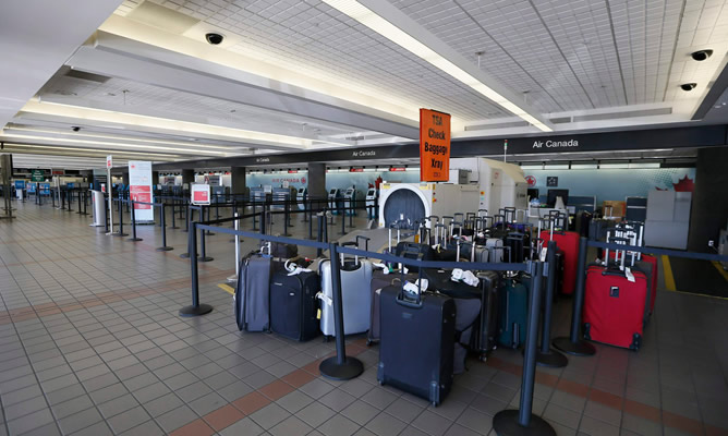 Equipaje abandonado en el aeropuerto internacional de Los Ángeles después de que la Policía desalojase el aeropuerto