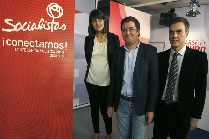 El secretario de Organización del PSOE, Óscar López, junto a los dos coordinadores de la conferencia, María González Veracruz y Pedro Sánchez