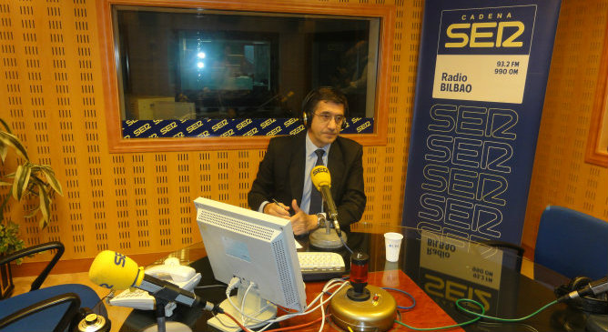 El ex-lehendakari y líder de los socialistas vascos Patxi López durante su entrevista en el programa 'Hoy por Hoy'