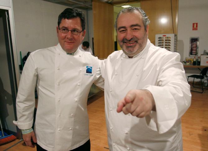 Los cocineros Charlie Trotter y Santi Santamaría, durante la V edición de Madrid Fusión, celebrada en enero de 2007.