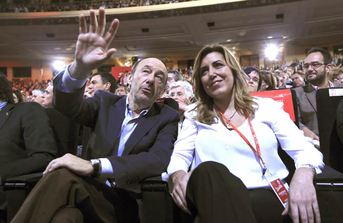 El líder del PSOE, Alfredo Pérez Rubalcaba, junto a la presidenta de Andalucía, Susana Díaz, al comienzo de la conferencia política que se celebra en el Palacio Municipal de Congresos de Madrid