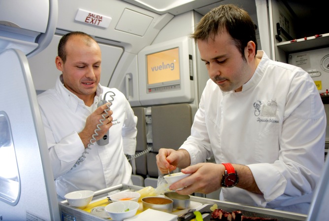 Los cocineros Ignacio Solana y Fernando Sainz de la Maza: auxiliares de vuelo con estrellas Michelin.