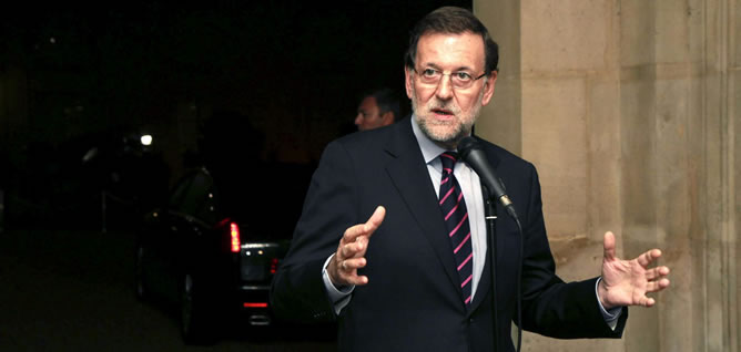 El presidente del Gobierno, Mariano Rajoy, en su comparecencia de hoy ante los medios de comunicación tras participar en la conferencia europea de jefes de Estado y de Gobierno de la UE sobre empleo juvenil, que se ha celebrado en el Palacio del Elíseo en París.