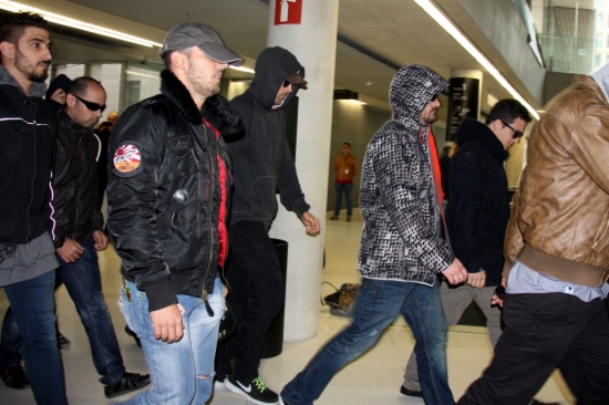Los inculpados entran en el juzgado con gorra y gafas de sol, acompañados de otros mossos