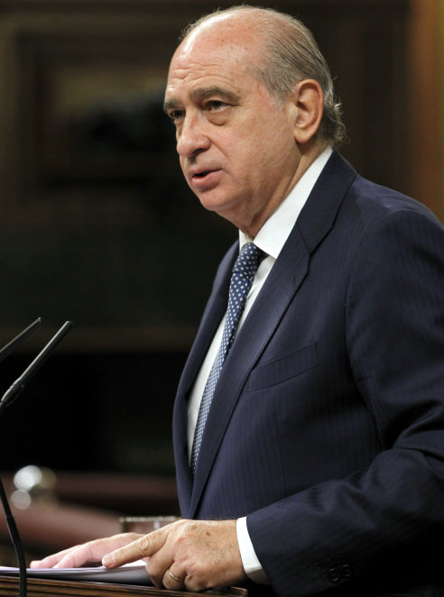 El ministro del Interior, Jorge Fernández Díaz, durante su intervención en el pleno que debate y vota las enmiendas parciales al proyecto de ley de los Presupuestos Generales del Estado para 2014