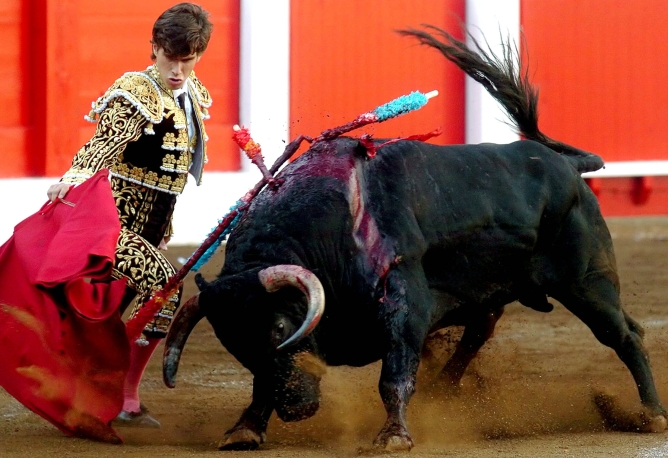El diestro Eduardo Gallo lidia al primero de su lote durante la corrida de la Feria de Santiago que se celebró en el coso de Cuatro Caminos