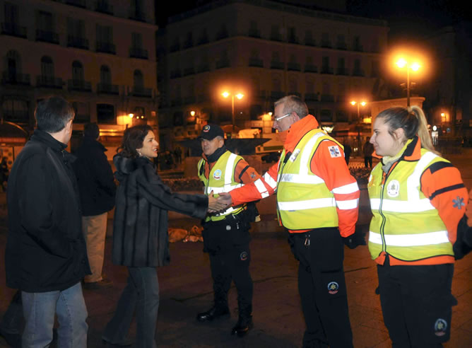 Fotografía facilitada por el Ayuntamiento de Madrid de la alcaldesa, Ana Botella, junto al dispositivo de limpieza.