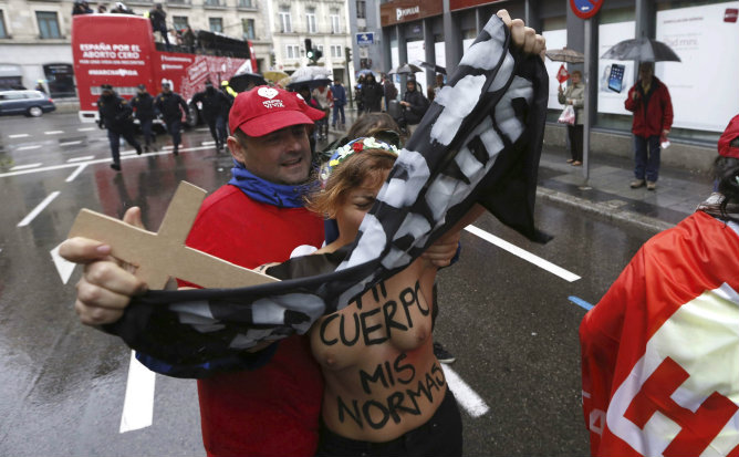Activistas de Femen durante la protesta que han protagonizado en la madrileña calle de Alcalá, dentro del recorrido de la IV 'Marcha por la Vida'