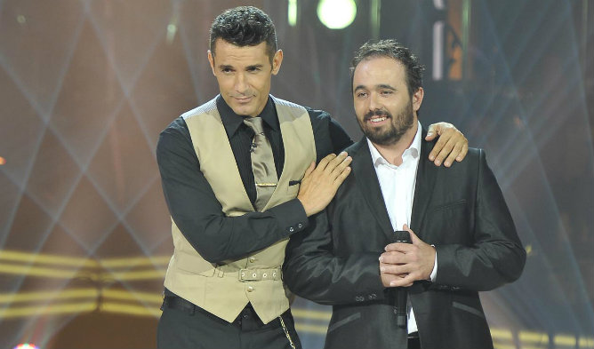 Jordi escucha, junto a Jesús Vázquez, los comentarios del jurado tras su actuación en 'La voz'