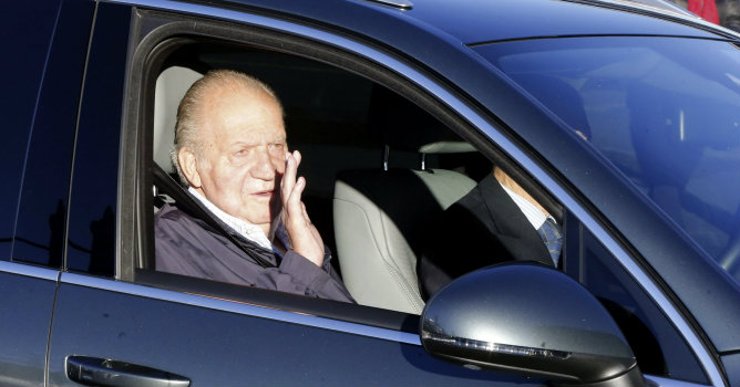 El Rey Juan Carlos, a su llegada hoy al Hospital Universitario Quirón de Madrid para ser sometido a la operación en la que el cirujano Miguel Cabanela le implantará una prótesis definitiva en la cadera izquierda