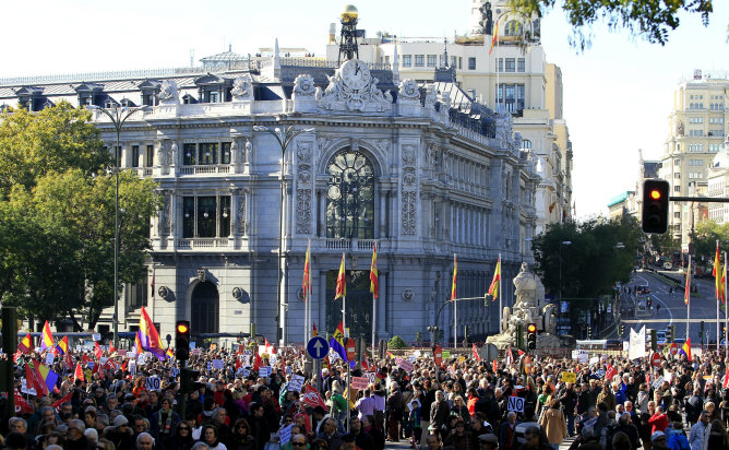 Vista de la manifestación convocada por la 'Cumbre Social', en defensa de los servicios públicos y las pensiones, a su paso por la plaza de Cibeles, donde miles de personas se han sumado a la marcha, que culmina en la Puerta de Alcalá.