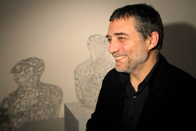 El artista plástico catalán Jaume Plensa, sonríe junto a varias de sus esculturas en Moscú en 2009